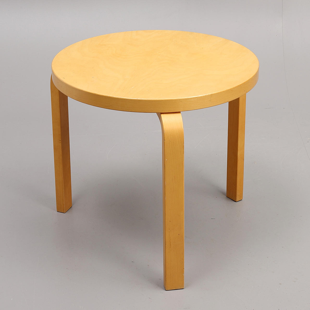 ALVAR AALTO. Couchtisch, Birke. Finnland.