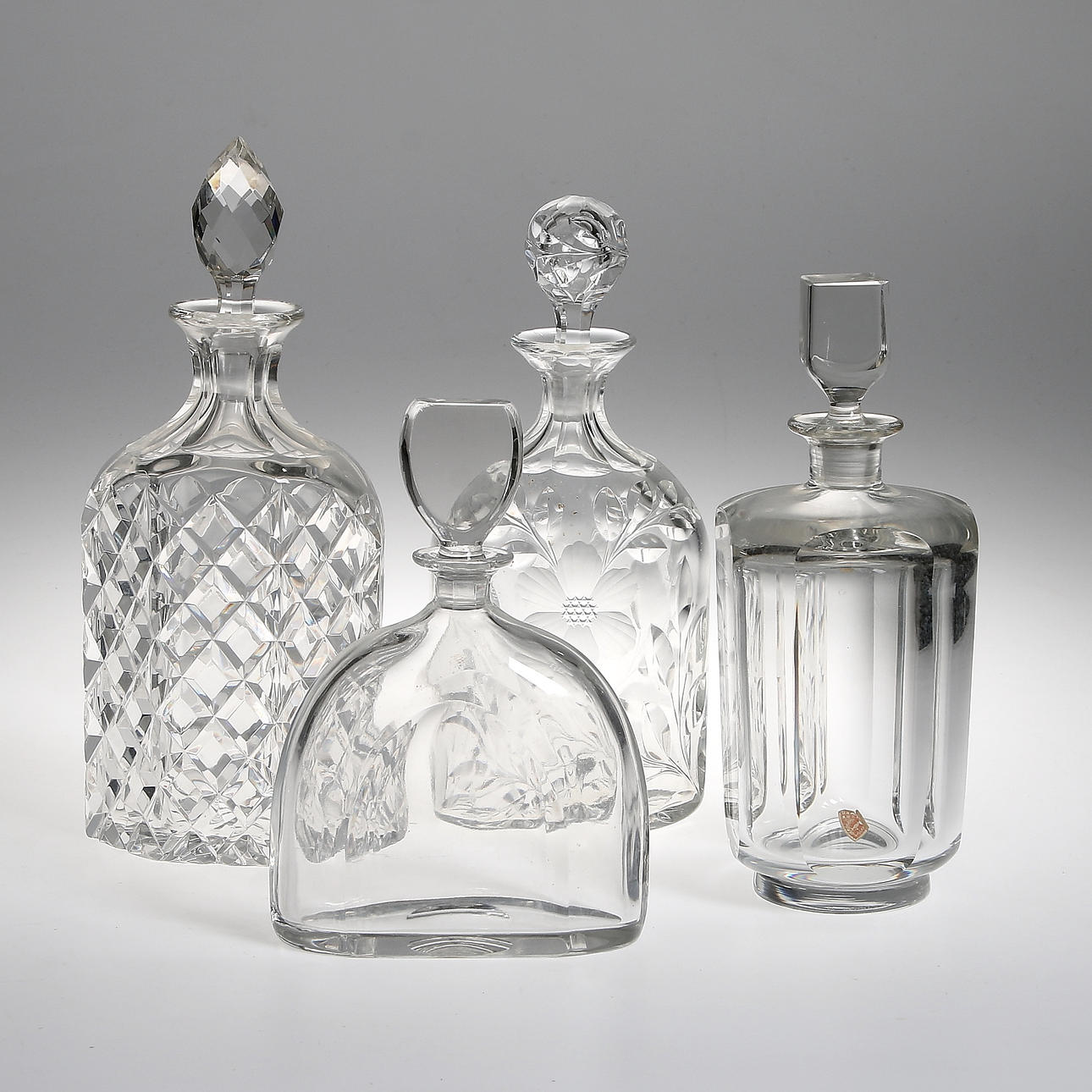 KARAFFER, 4 st, glas, bl.a. Orrefors, Edward Hald. Kosta. 1900-tal.