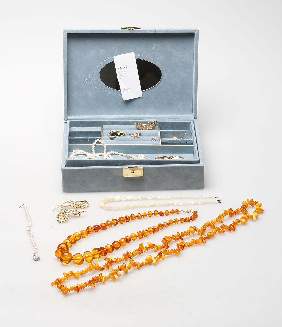 SMYCKEN bland annat nytillverkad bernsten, 1900-2000-tal.