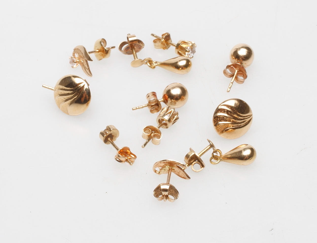 ÖRHÄNGEN, 6 par, guld bland annat med stenar, vikt totalt ca. 3,9 gram.
