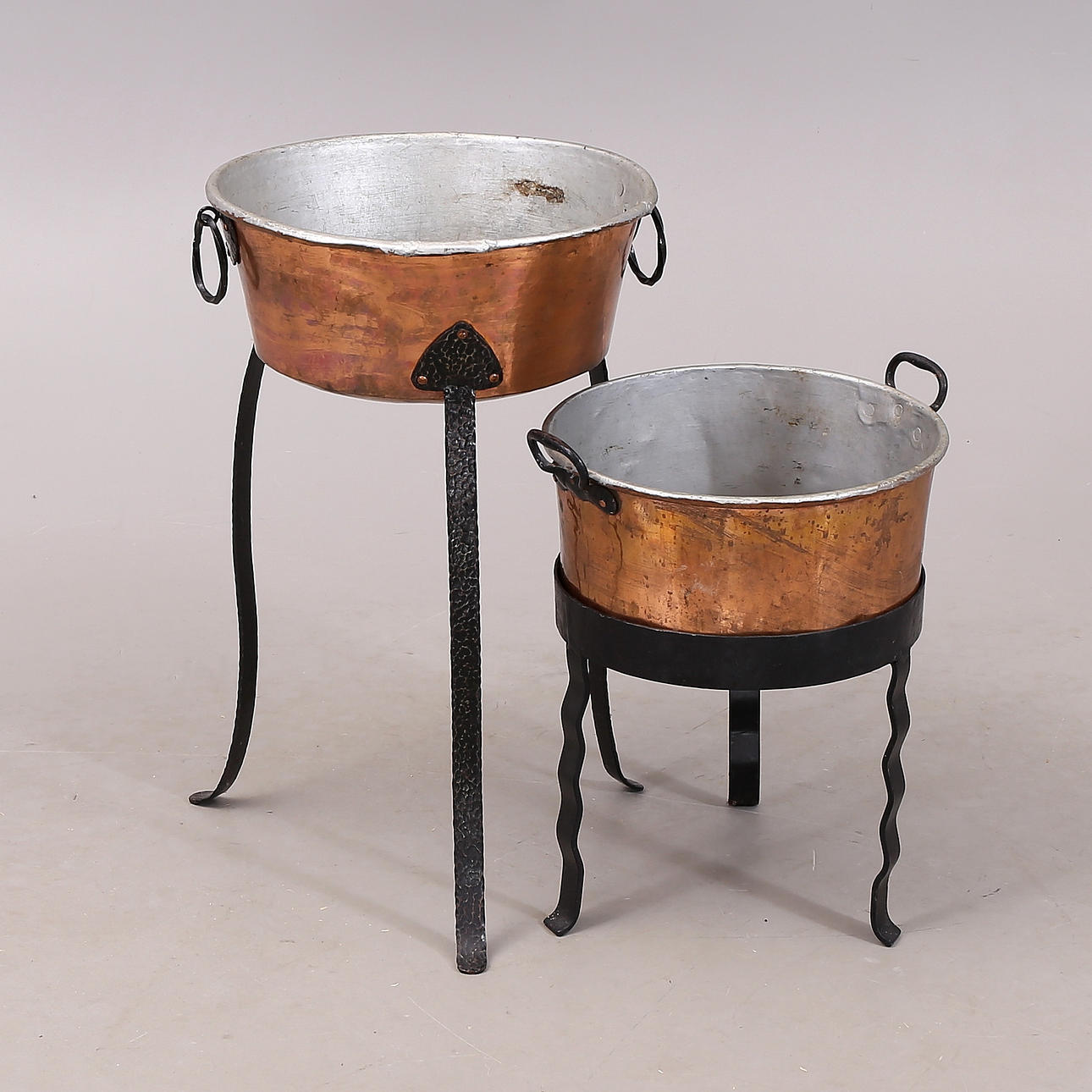 KOPPARGRYTOR på smidesben, 2 st, 1800-tal.