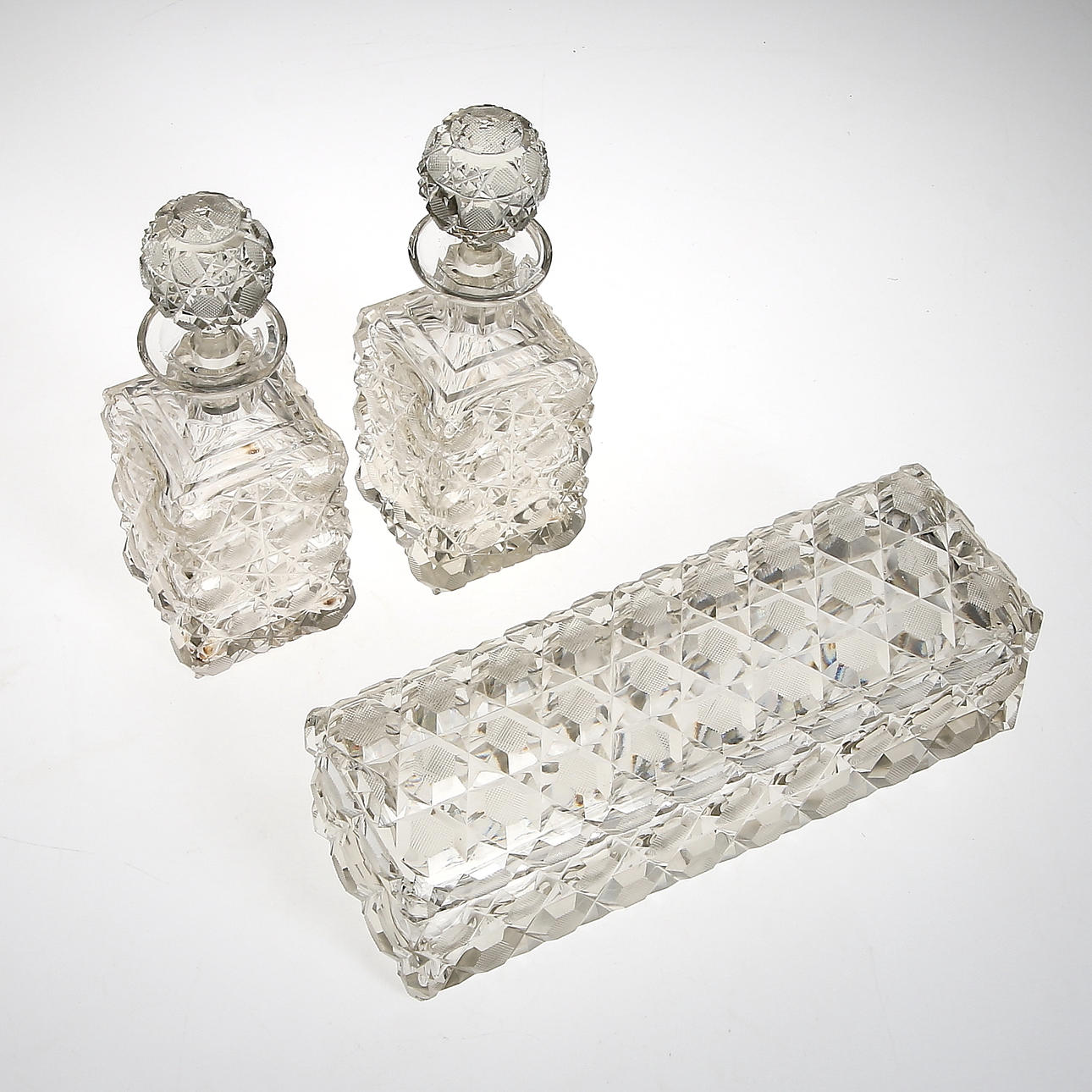 ASK MED LOCK samt 2 FLASKOR/KARAFFER, glas, 1900-talets början.