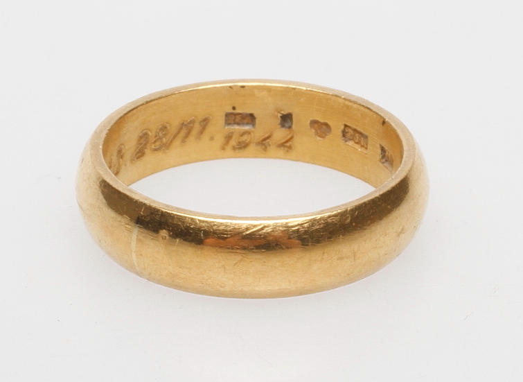 RING, 23 k guld, vikt ca. 7,9 gram.