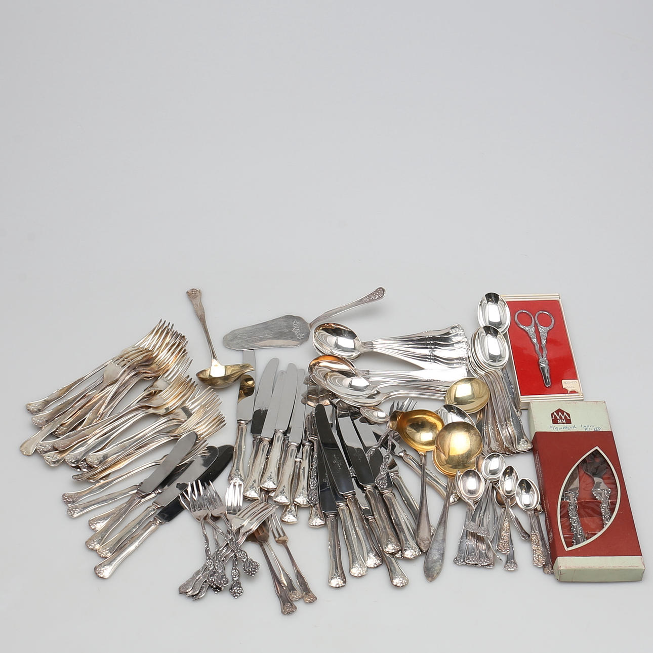 PARTI BESTICKDELAR i nysilver/rostfritt. 104 st. 1900-tal.