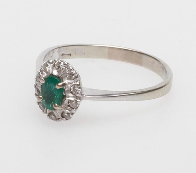PRYDNADSRING, 18k vitguld med smaragd och 10 slipade diamanter totalt 0,13 ct, vikt totalt ca. 2,6 gram.
