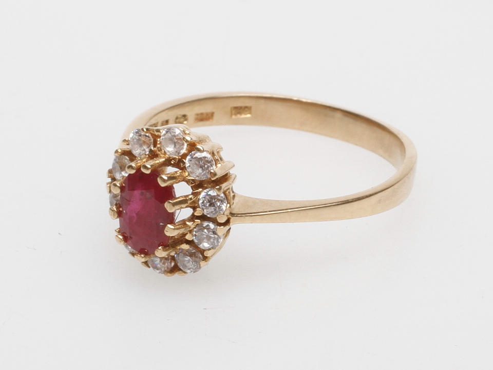 PRYDNADSRING 18k guld med rubin och slipade diamanter, vikt totalt ca. 3,3 gram.