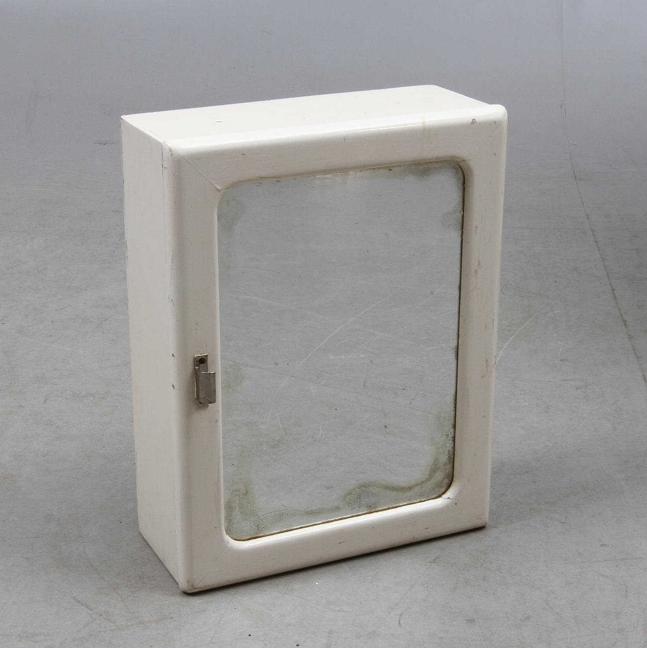 BADRUMSSKÅP, med spegeldörr, 1900-talets först hälft.