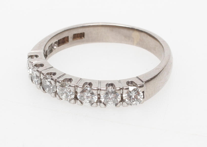 ALLIANSRING, 18k vitguld med 7 diamanter totalt 0,4 ct, vikt totalt ca. 4,6 gram.