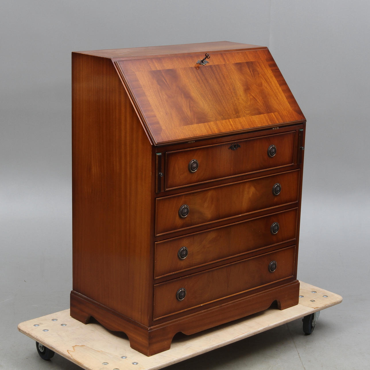 SEKRETÆR, engelsk stil, 20. århundrede.