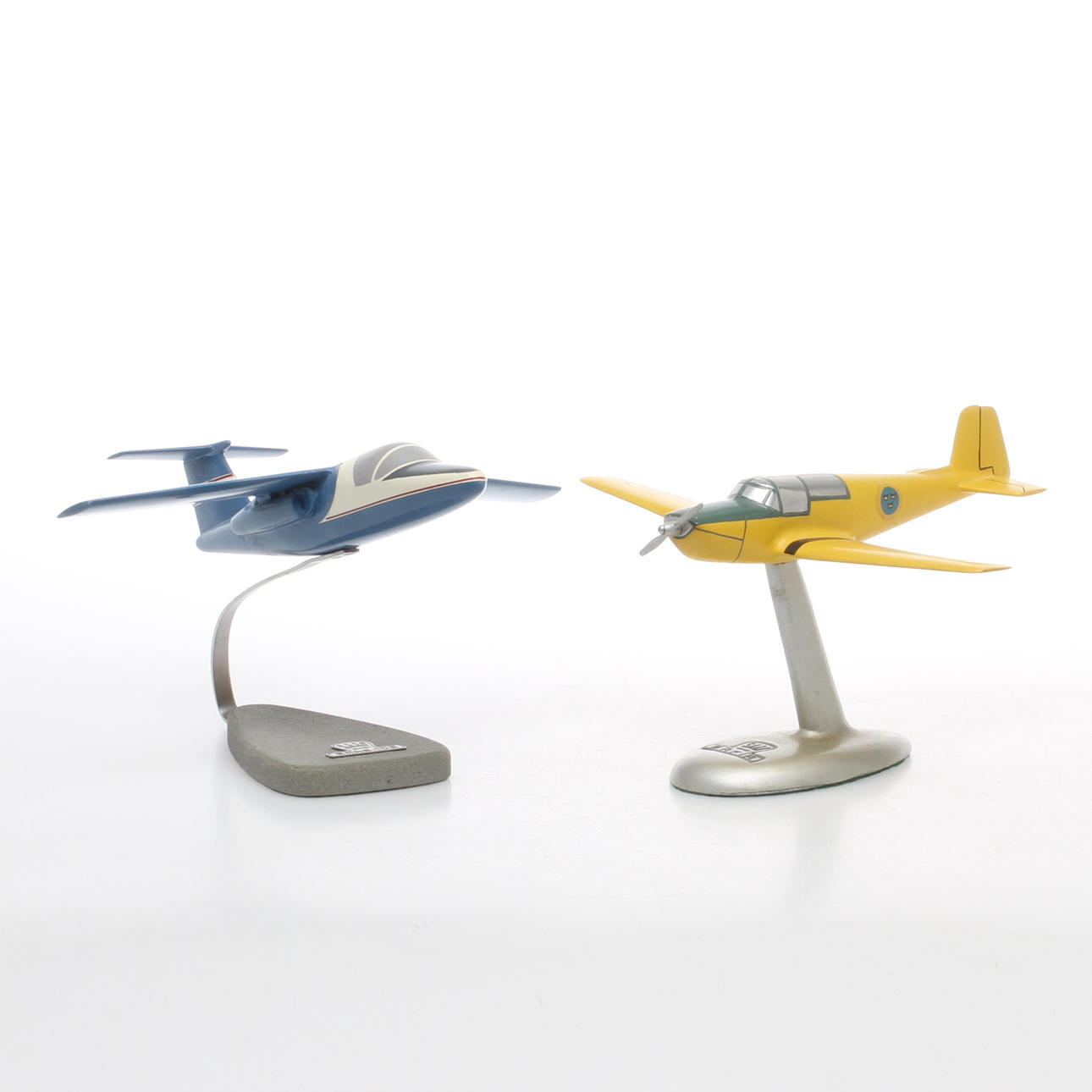 MODELLFLYGPLAN blå SAAB 105 och gul SAAB SAFIR. METALL på stativ. 1900-tal.