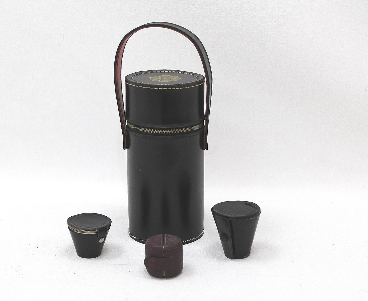 PLUNTA , läderhölje, tre olika sorters snapsmuggar, Engelskt.