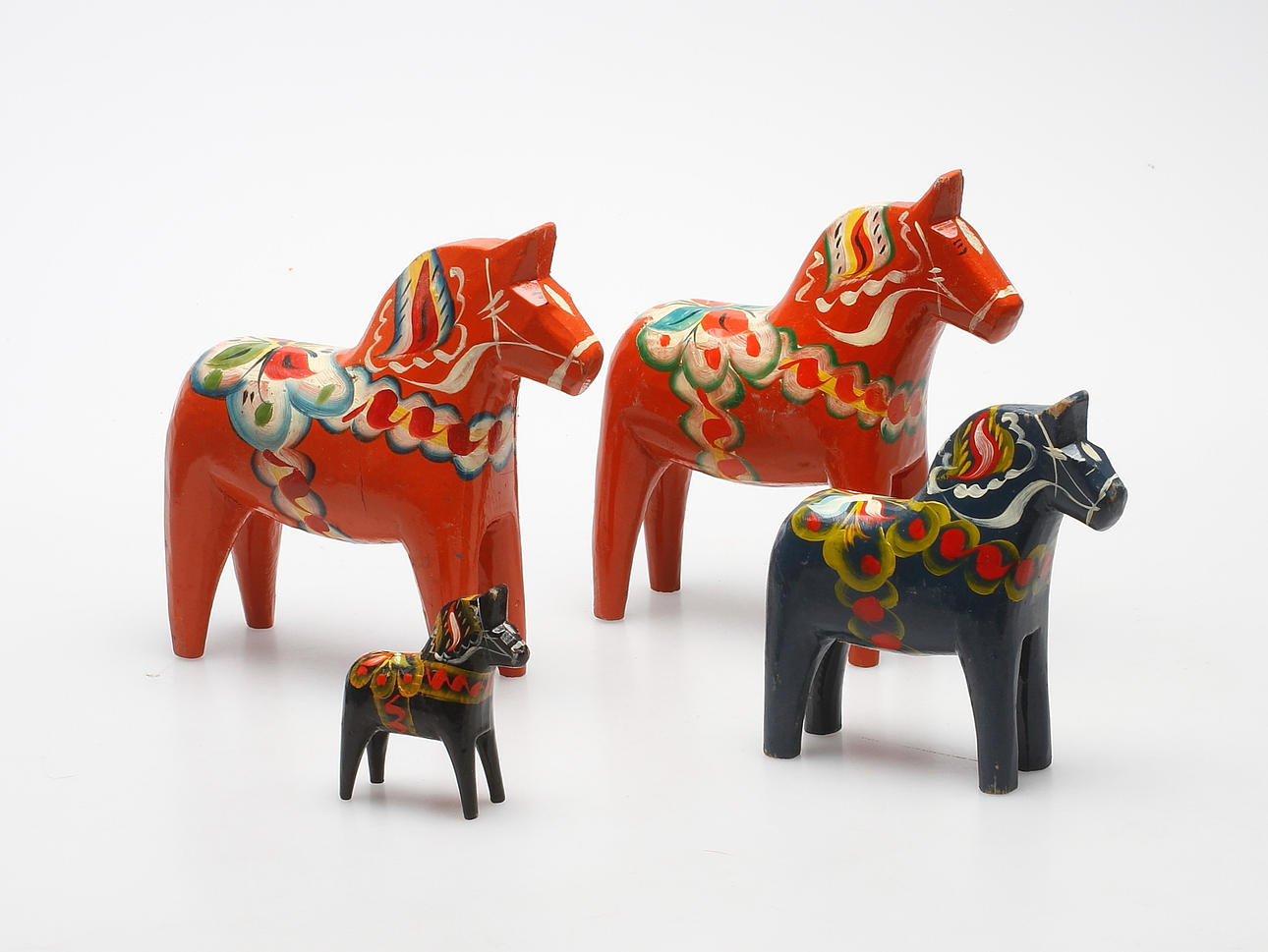 DALAHÄSTAR, 4 st, trä, bland annat GA Olsson och John Gudmunds, 1900-tal.