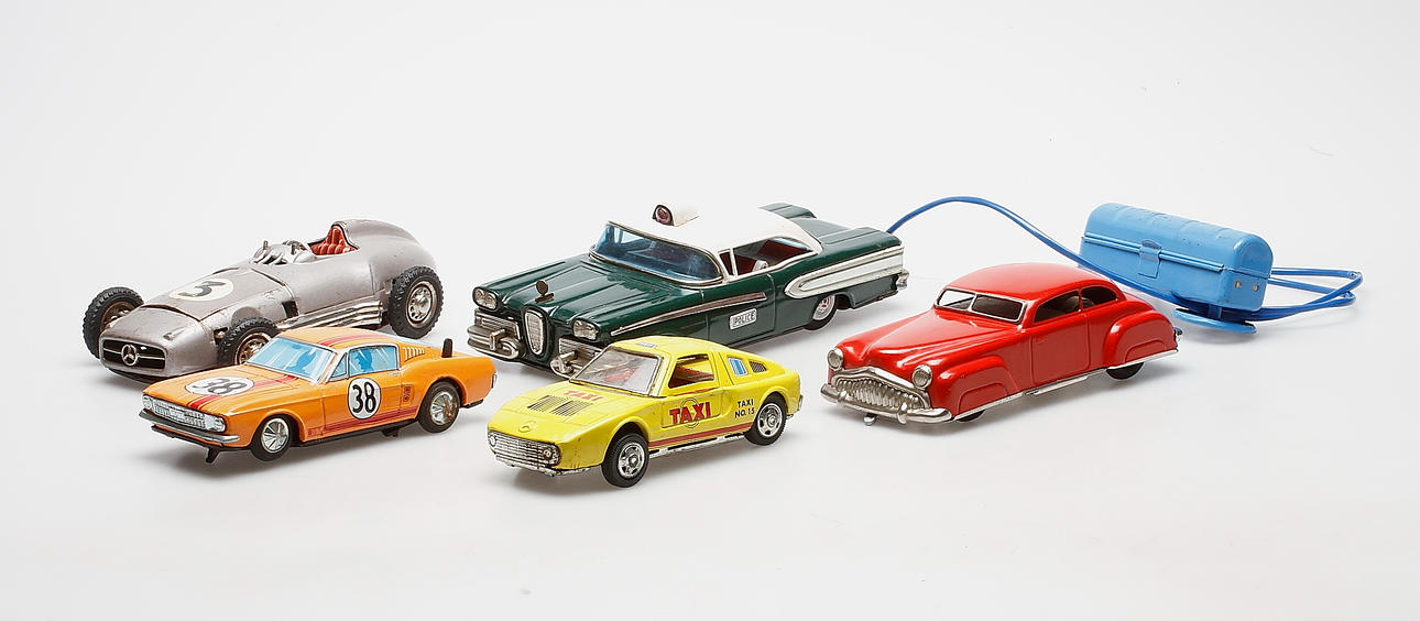 LEKSAKSBILAR, 5 st, plåt, Tyskland och Japan, omkring 1900-talets mitt.