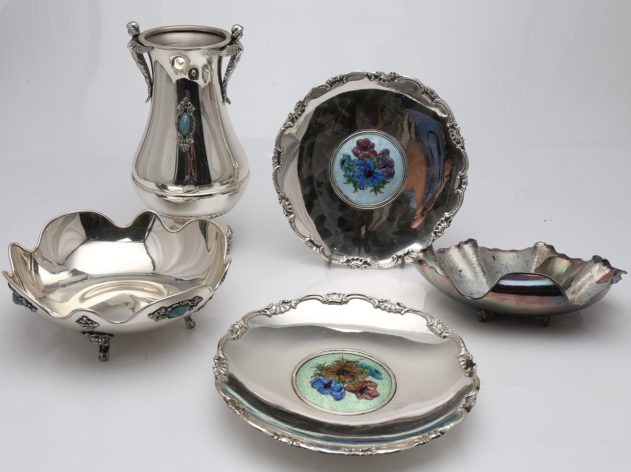 Par centerpieces, skal och center set och vas i silver.