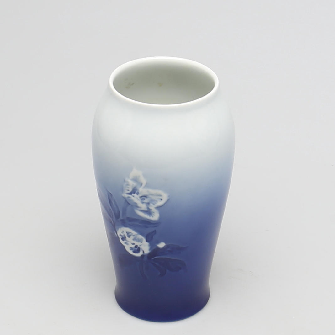 VAS i porslin. Bing & Gröndahl, Copenhagen, Denmark.