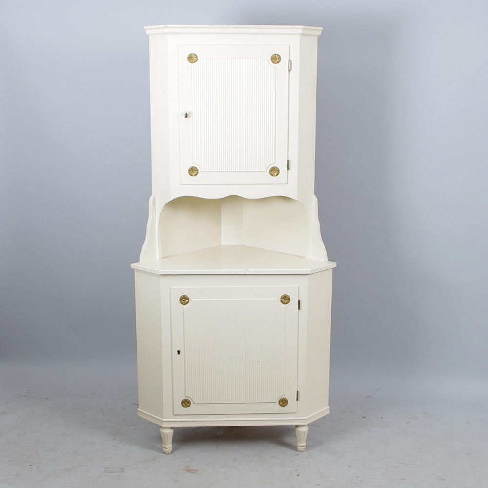 HÖRNSKÅP, vitmålat, gustaviansk stil, 1900-tal.