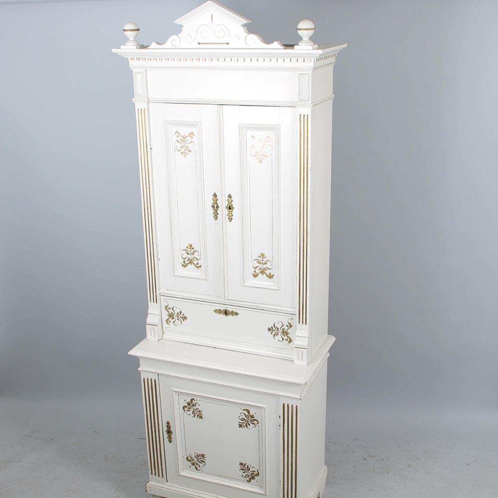 SKÅP, vitmålat med förgyllningar, nyrenässans.