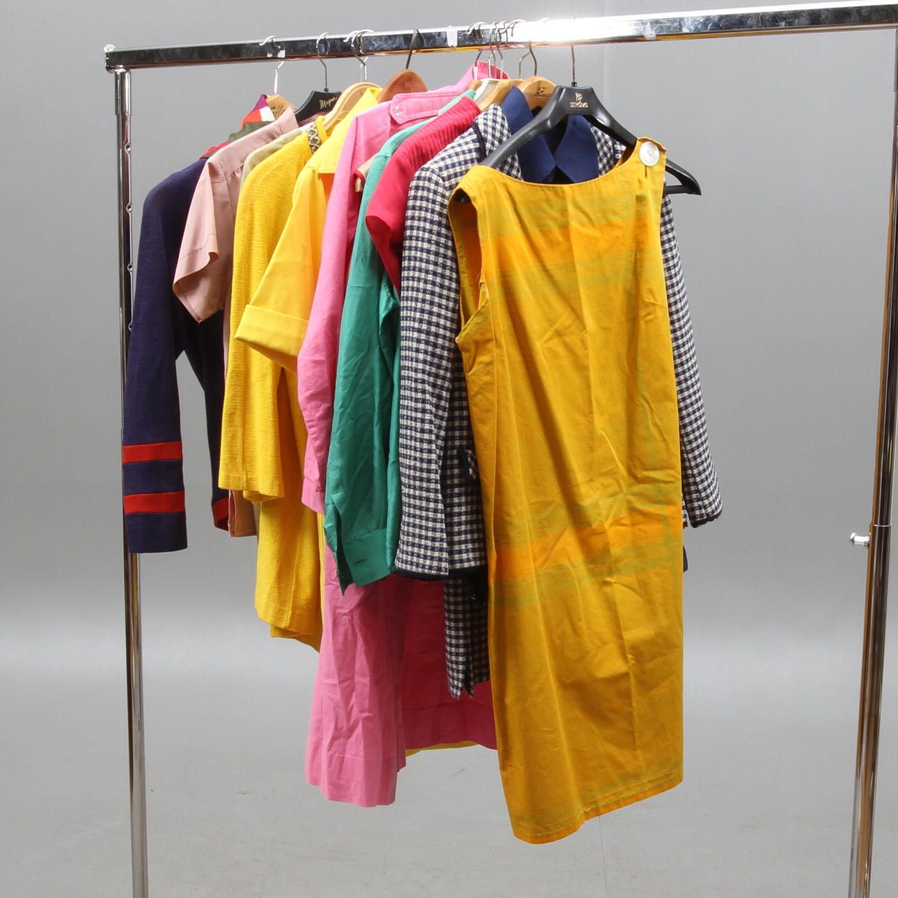 BLUSAR, 5 st, ÖVERDELAR 3 st, KLÄNNINGAR, 2st samt STRANDJACKA, DRÄKT, SCARF och STÄDROCK, 1900-tal.