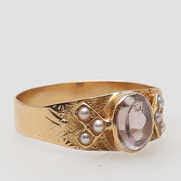 RING i gulguld 18K med rosenkvartssten? och 6 st odlade pärlor.