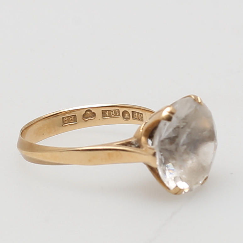 RING i 18K gulguld med färglös sten. Totalvikt 3,4 gram.