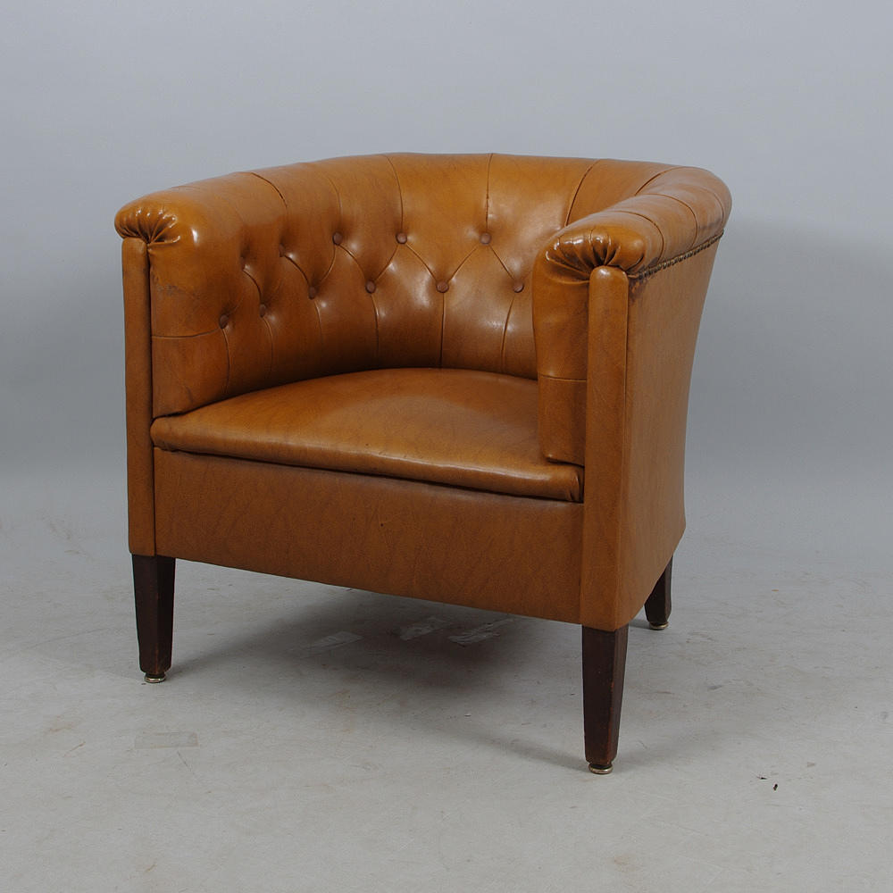 CLUBFÅTÖLJ, brunt skinn, tidigt 1900-tal.