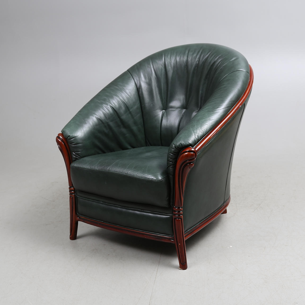 FÅTÖLJ, grönt skinn, 1900/2000-tal.