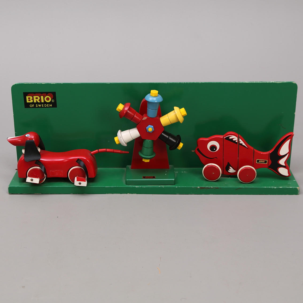 SKYLT med Brio leksaker.
