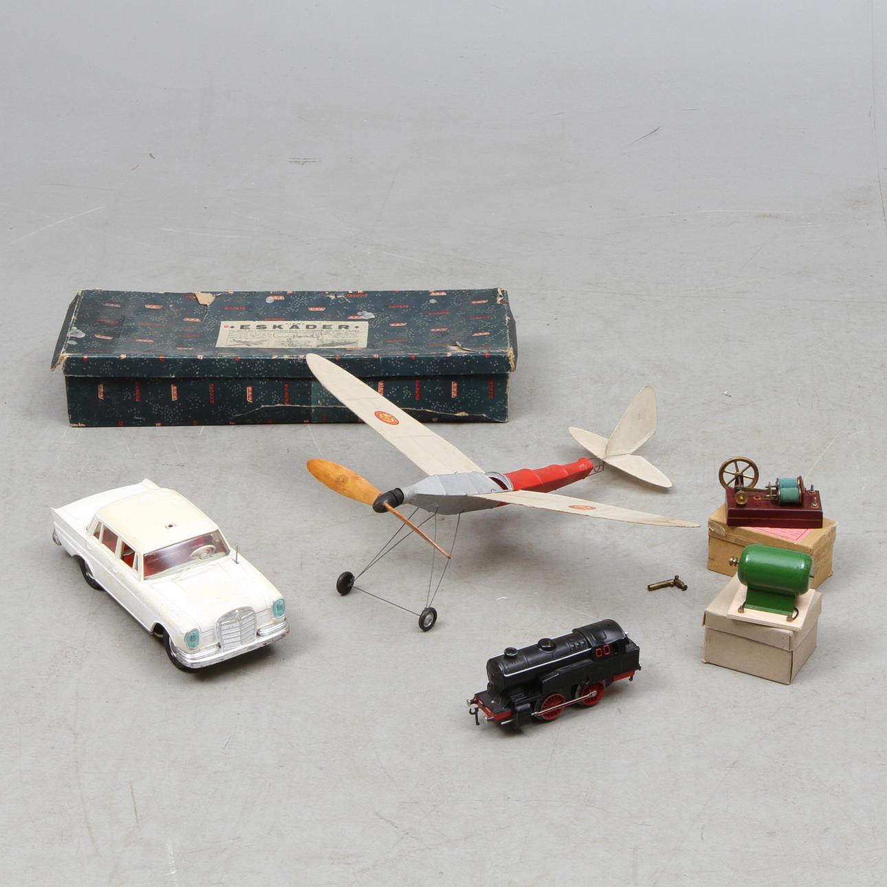 PARTI LEKSAKER.FLYGPLAN SÖNIZ Germany, Fleischmann urverkslok, Motorer och GAMA plastbil Mercedes.