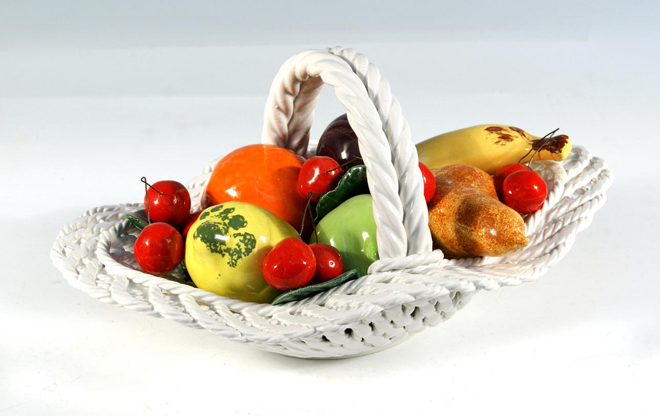 KORG MED PORSLINFRUKTER, omärkt, 1900-tal.