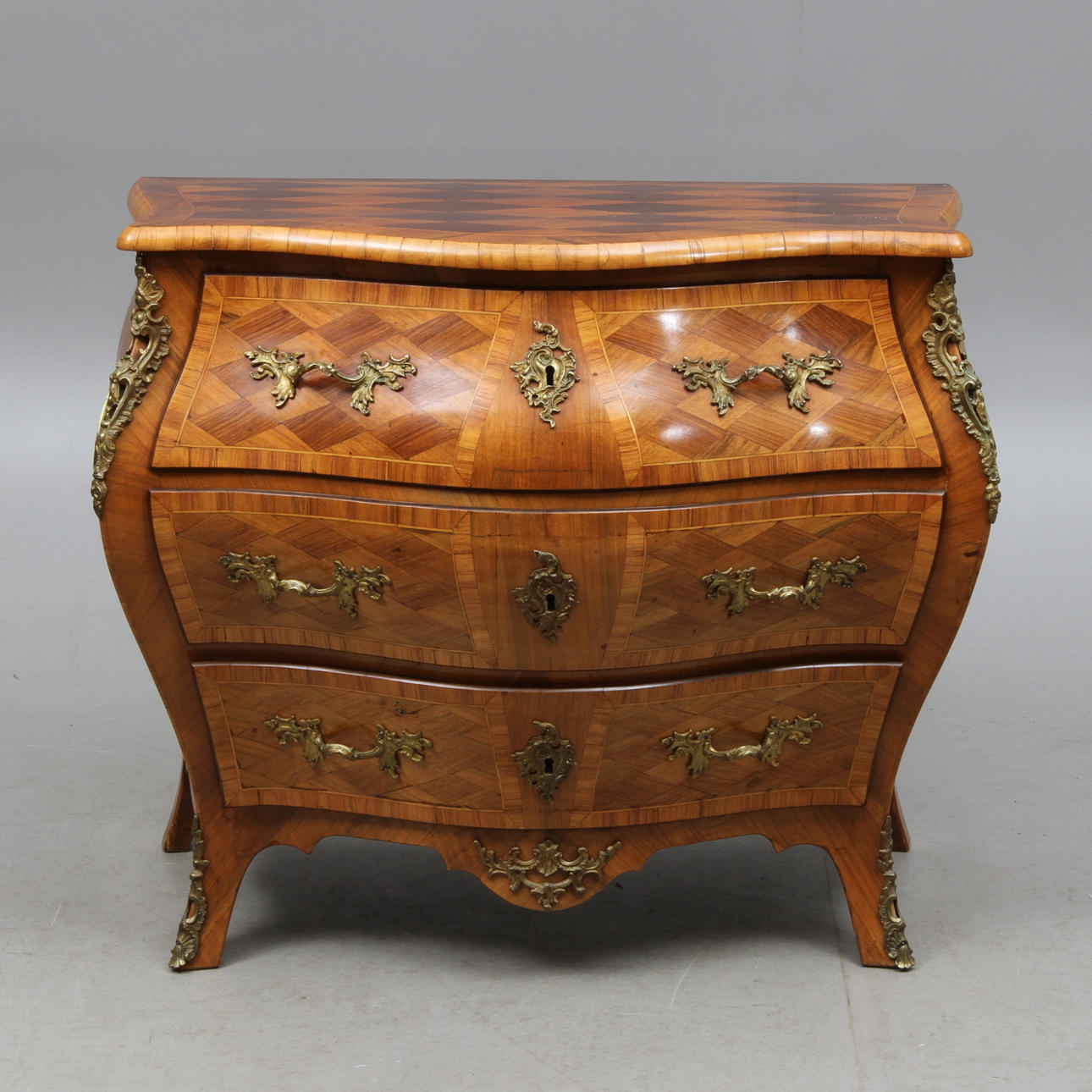 BYRÅ, rokokostil, 1800-tal.