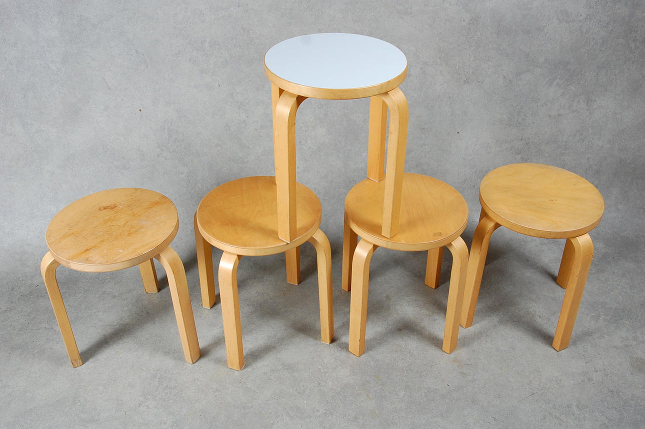 ALVAR AALTO. pallar, 5 st, 4 st modell, " E 60 ", 1 st Modell stool 60, formgiven 1933.