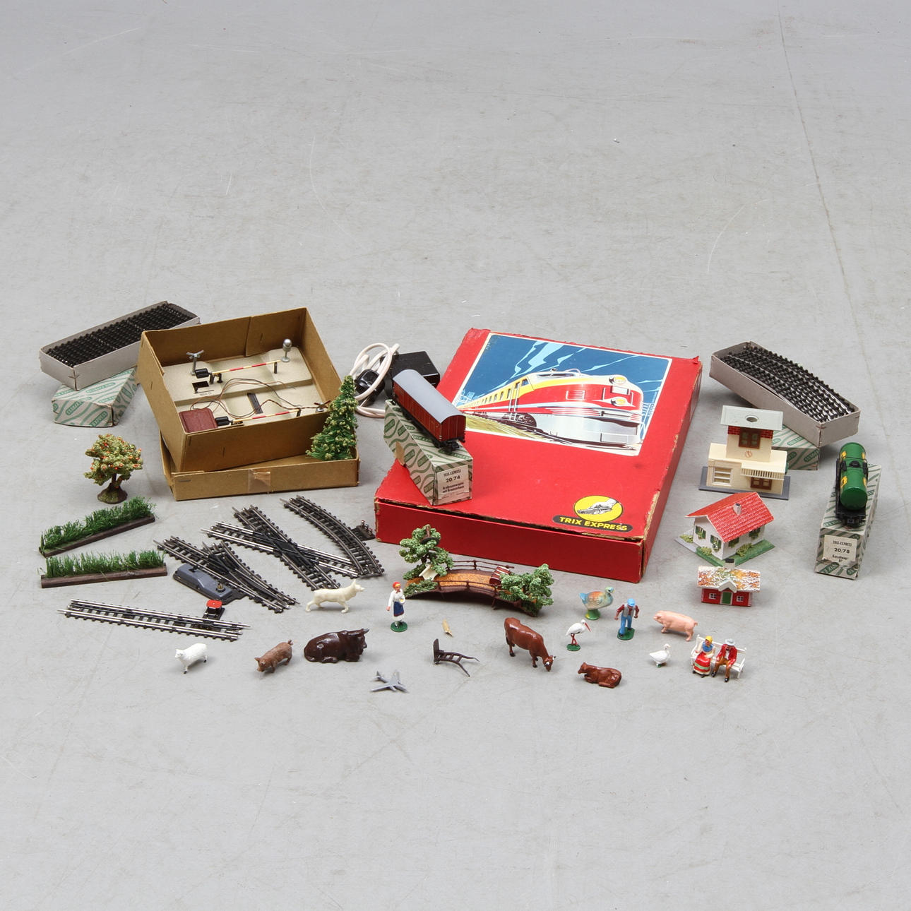 MODELLTÅG TRIX-EXPRESS tågsats 7/904 i originalkartong, 2 vagnar räls, växlar, trafo delvis i originalkartonger..