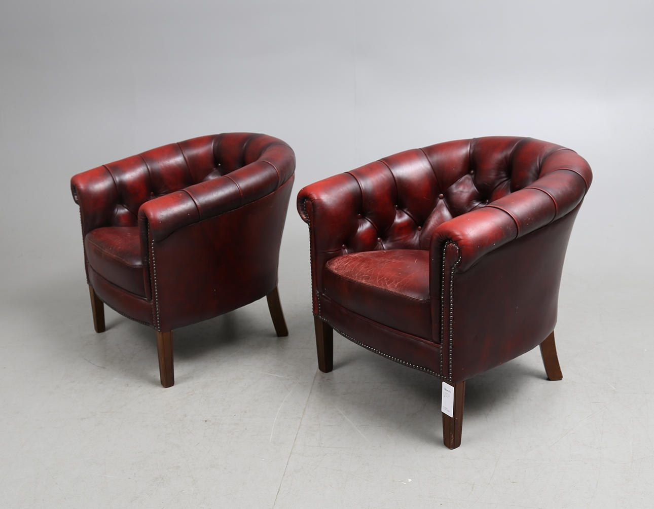 CLUBFÅTÖLJER, ett par, 1900-talets andra hälft.