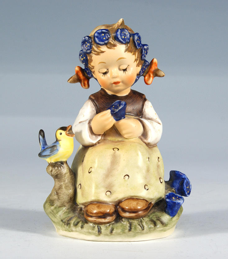 FIGUR: LITEN FLICKA MED FÅGEL, goebel, humlefigur. 1900-tal.