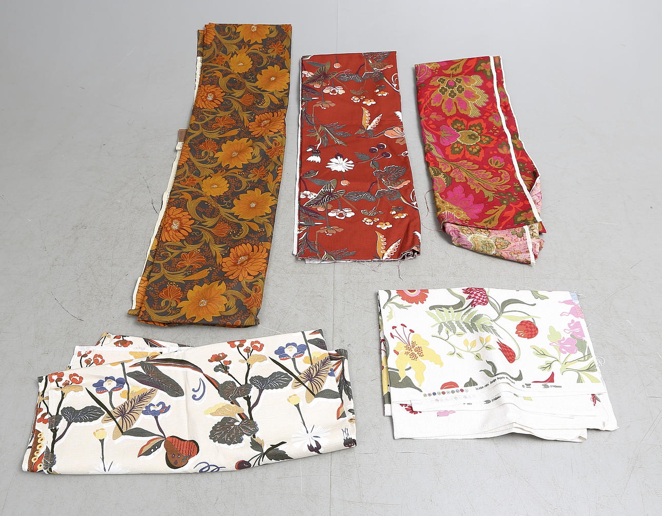 TEXTILIER, 5 st. Bland annat "Clara-Fina", Ingela Westergaard, Strömma, 1900-tal.