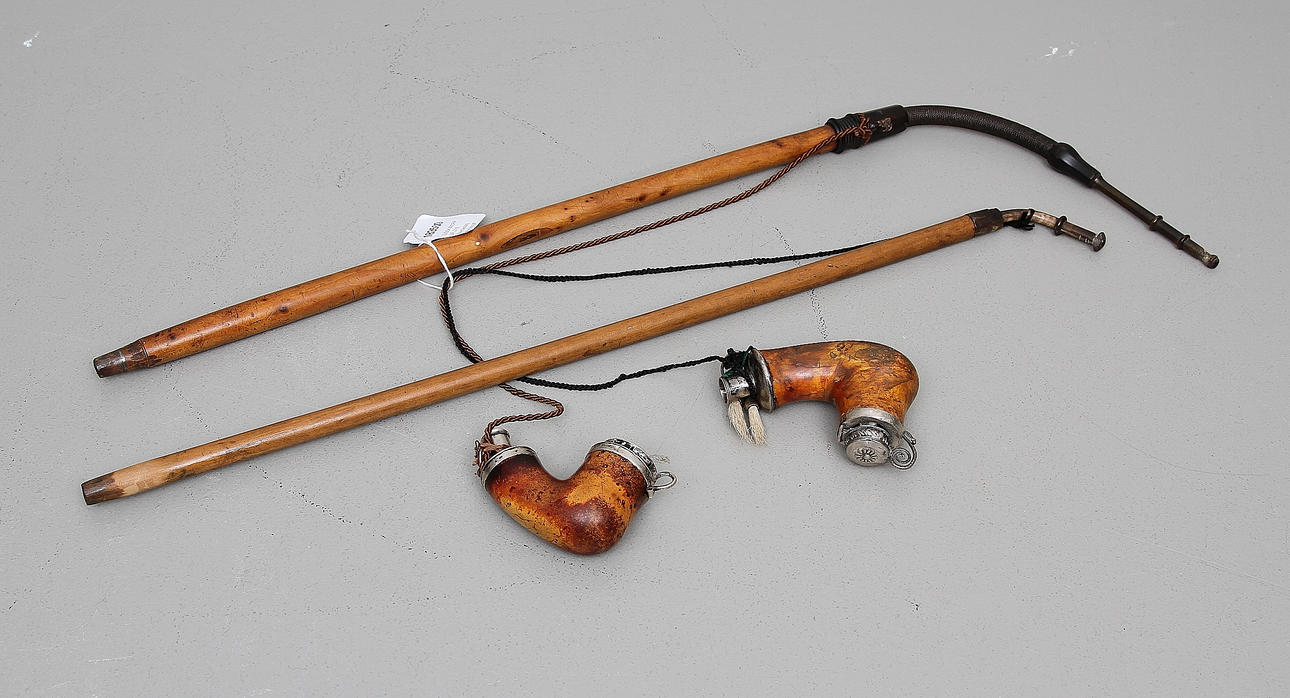 SJÖSKUMSPIPOR, 2 st, silverbeslag, Bland annat Gottlieb Petschler 1800-talets första hälft.