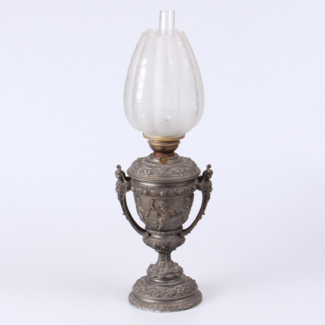 FOTOGENLAMPA, med riklig dekoration, 1900-tal.