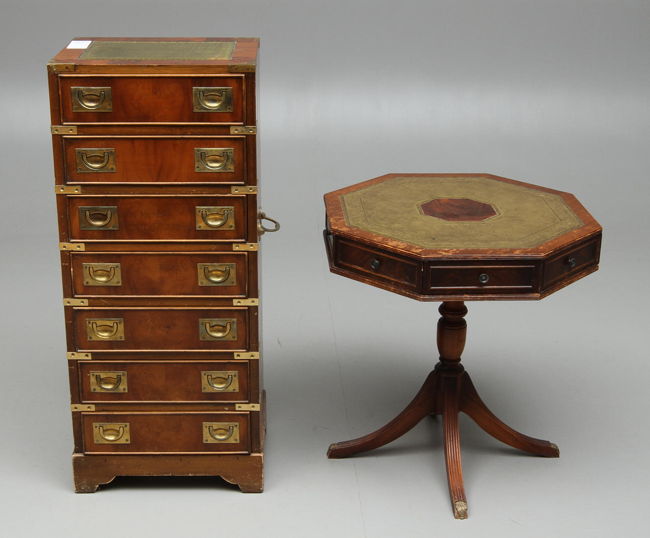 BYRÅ och BORD, engelsk stil, 1900-tal.