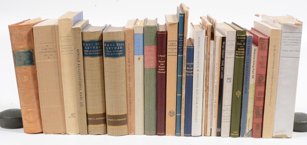 Kaarle XII. Kirjoja noin, 27 osaa.