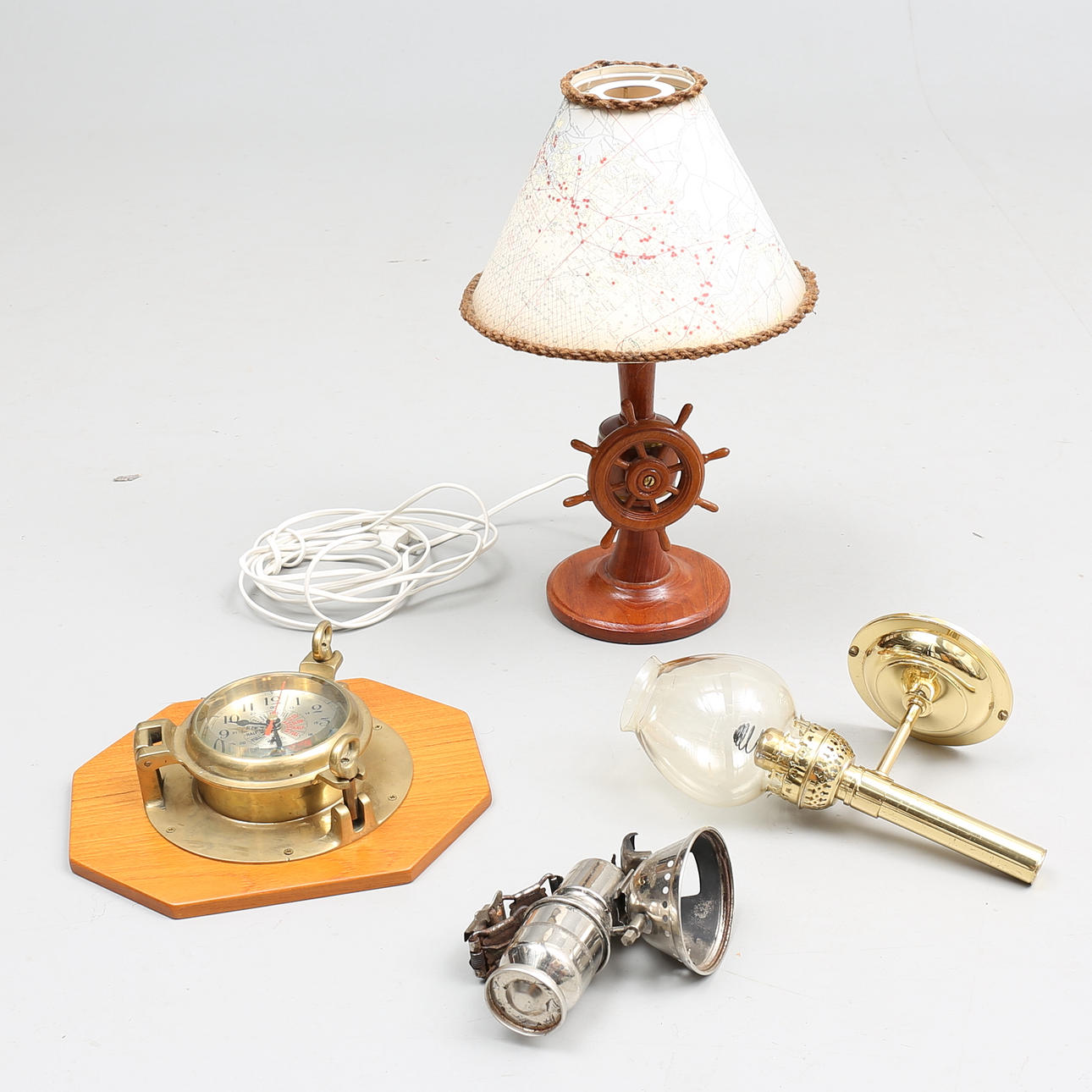 DIVERSE, 4 delar, bla skeppsklocka, lampa.