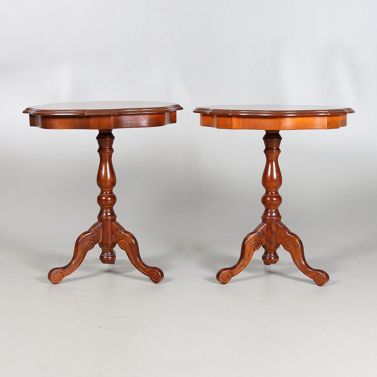 PELARBORD, 2 st, rokokostil. 1900-talets andra hälft.