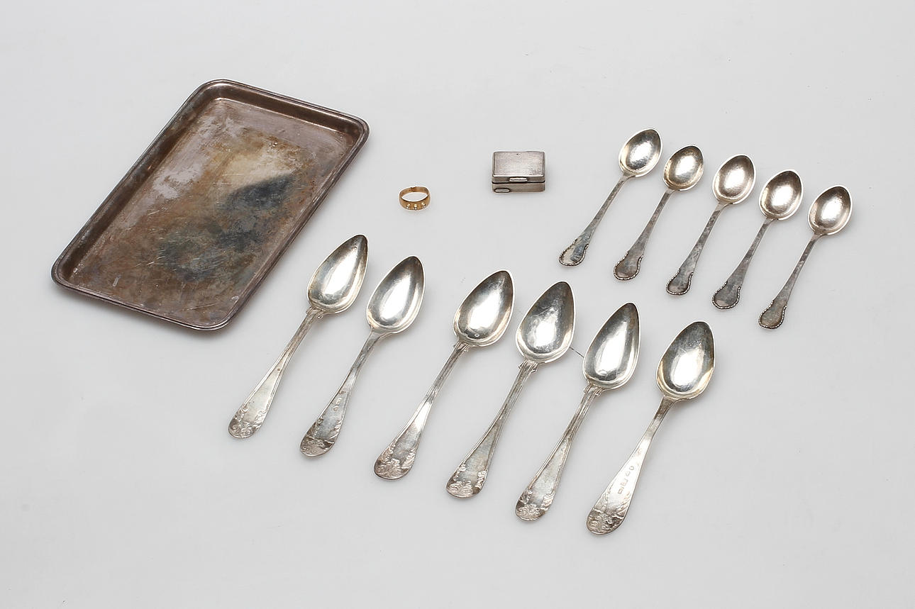 SILVERFÖREMÅL, 13 delar, 1800-1900-tal, vikt ca. 201,3 gram samt RING, 18k guld, RAGB, Borås 1960, total vikt ca. 1,2 gram.