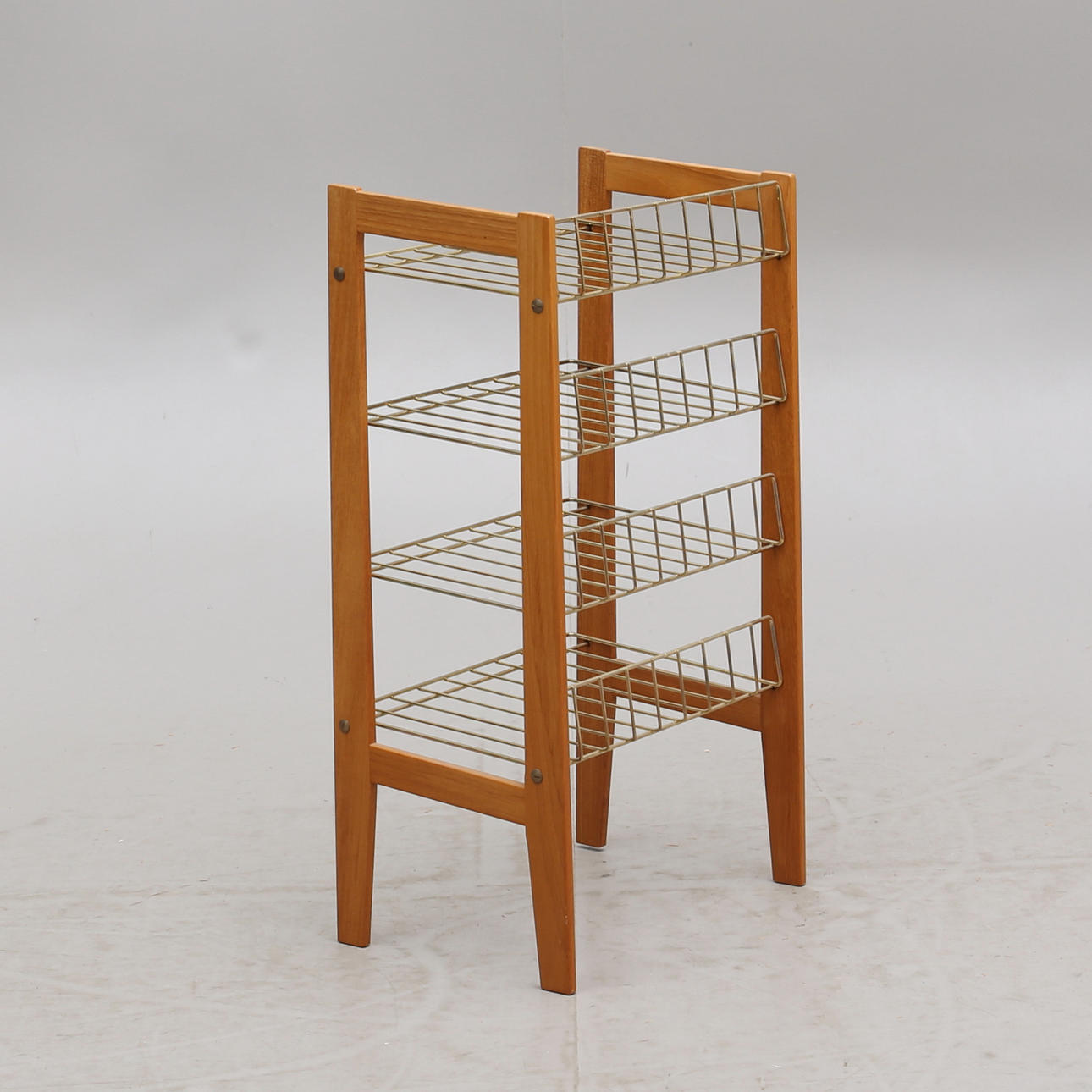 ZEITUNGSSTÄNDER, String-Modell, Holz/Metall.