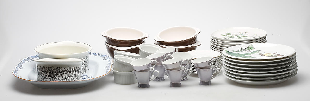 KERAMIKFÖREMÅL, Rörstrand, "Midsommar" Ikea, Rosenthal, Pillivuyt, Emile Henry, 1900-tal.