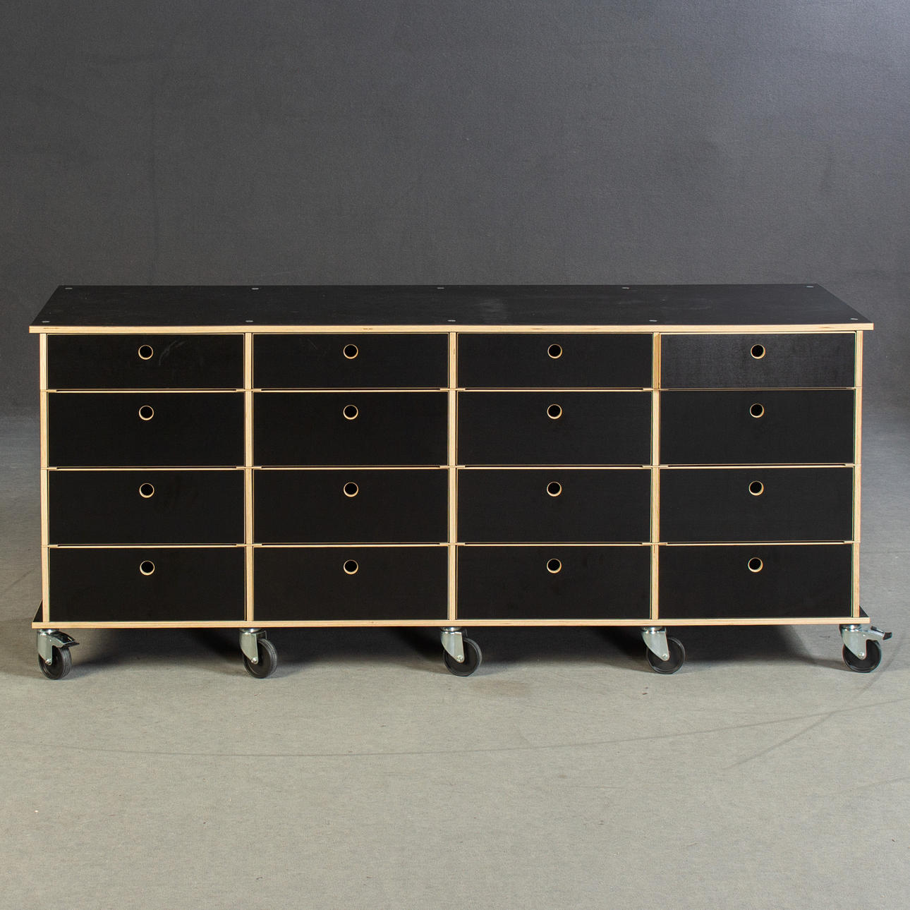 AXEL KUFUS. Moormann, Kommode auf Rollen.