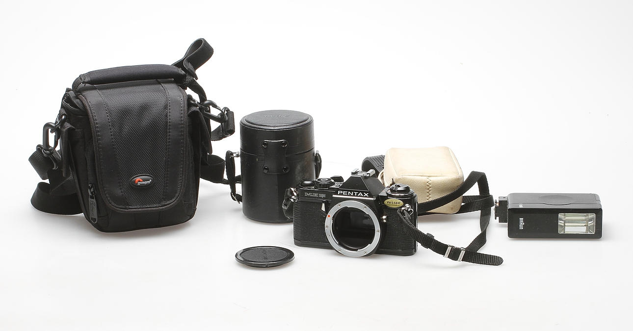 KAMERA med tillbehör, Pentax ME Super.
