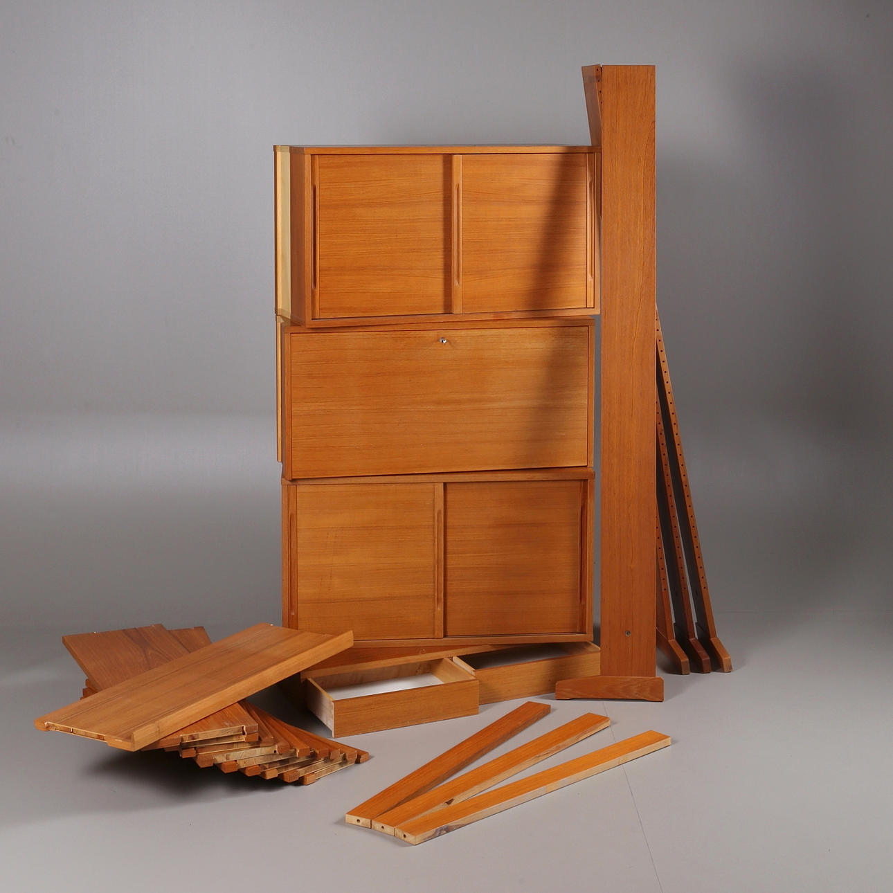 BOKHYLLA i två sektioner i teakfanér, (förväggmontering) 1960-tal.