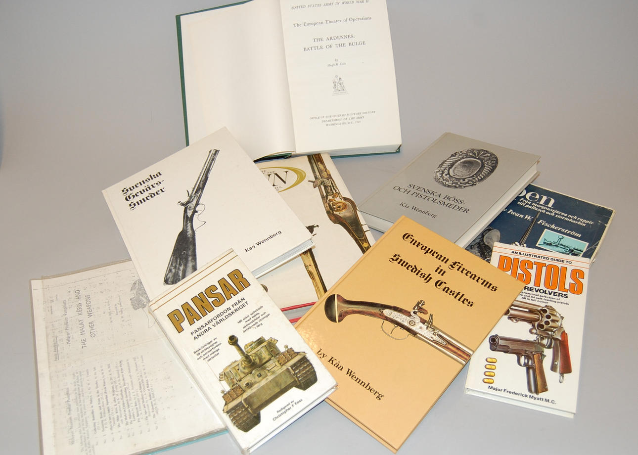 PARTI BÖCKER, 13 delar, vapenlitteratur.