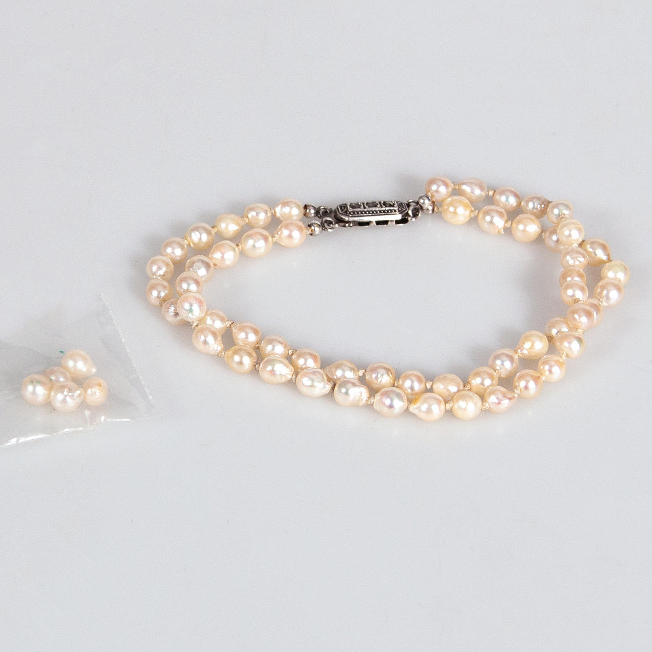 ARMBAND. Sötvattenspärlor, silverlås, 2-radig.