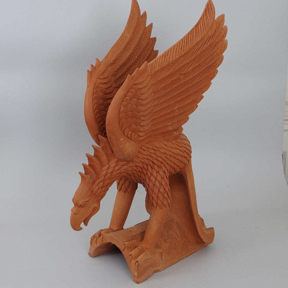 TAKÅSPANNA i form av örn, terrakotta.